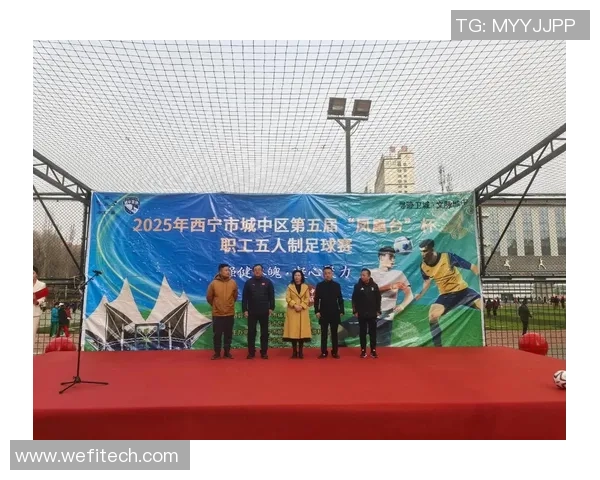 赵老师带领学生们抽取足球明星，激发他们的运动热情与团队合作精神